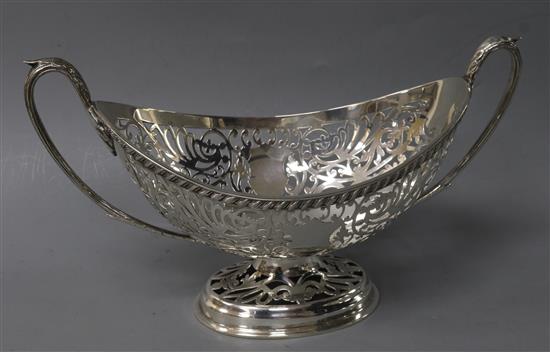 An Edwardian pierced silver two handled oval dish by William Hutton & Sons, 12.5 oz.
